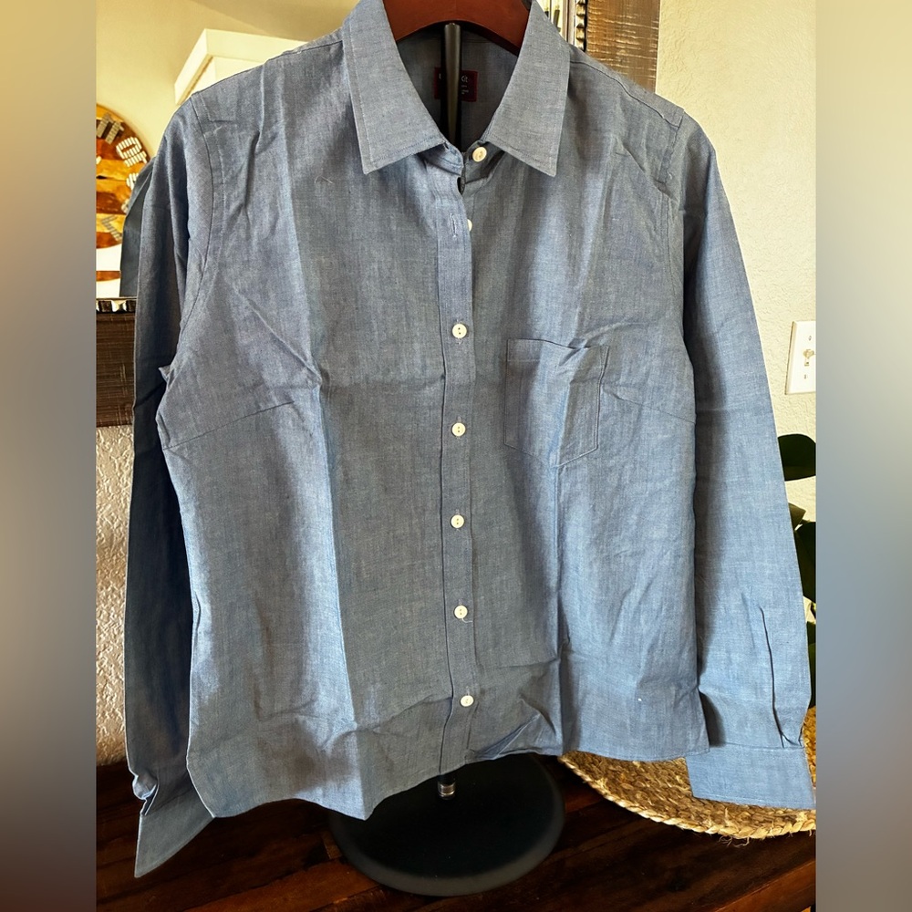 UNTUCKit Women's “Valori” Blue Cotton Chambray Lightweight Fitted Shirt.
